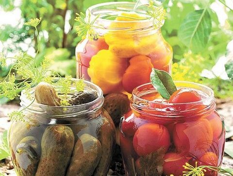 αγγουράκια τουρσί και ντομάτες για την απομάκρυνση των παρασίτων