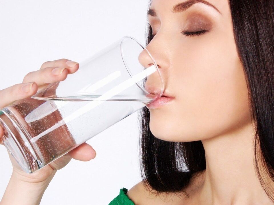 Πίνοντας νερό πριν καθαρίσετε το σώμα από τα παράσιτα