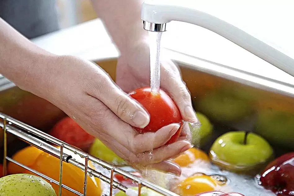 Πλύσιμο λαχανικών και φρούτων για την πρόληψη της μόλυνσης από σκουλήκια